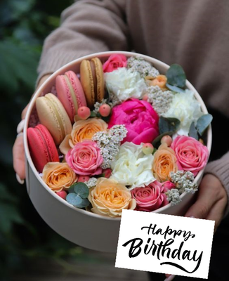 Коробка на подарунок з квітами та макаронс №1143 001143 фото