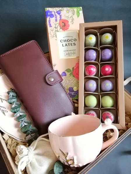 Подарочный набор для женщины с портмоне, чашкой и конфетами №1112 001112 фото