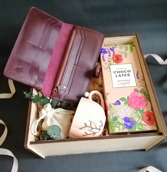 Подарочный набор для женщины с портмоне, чашкой и конфетами №1112 001112 фото