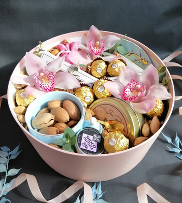 Подарунковий набір бокс для жінки з чашкою, цукерками та квітами №1088 001088 фото