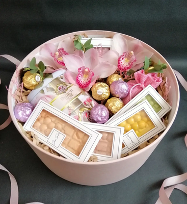 Подарунковий набір бокс для жінки з чаєм, шоколадом та квітами №1089 001089 фото