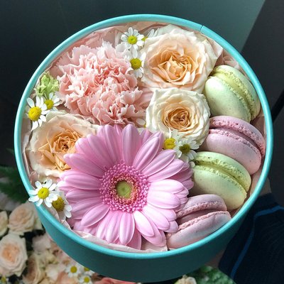 Коробка с цветами и макарунами №1063 001063 фото