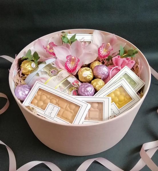 Подарунковий набір бокс для жінки з чаєм, шоколадом та квітами №1089 001089 фото