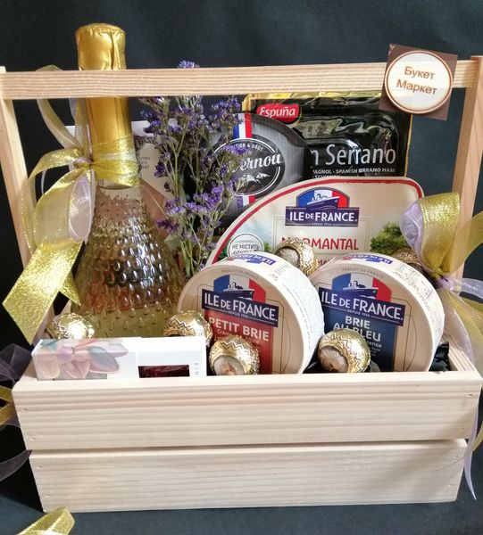 Подарунковий кошик для жінок з сиром та солодощами №916 000916 фото