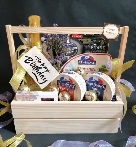 Подарунковий кошик для жінок з сиром та солодощами №916 000916 фото
