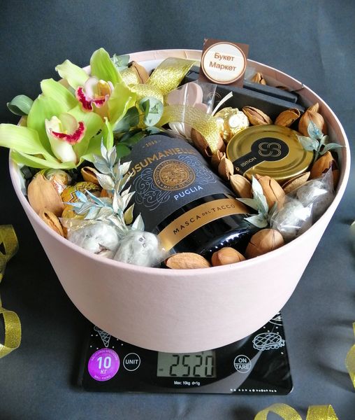 Подарочный набор в коробке со сладостями и цветами №927 + Напиток оплата дополнительно 927 фото