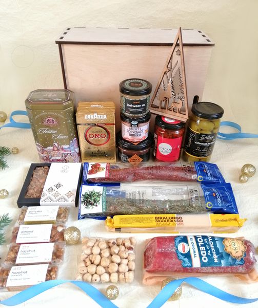 Подарочный набор на Новый год с колбасой, сыром, оливками и сладостями №1036 1036 фото