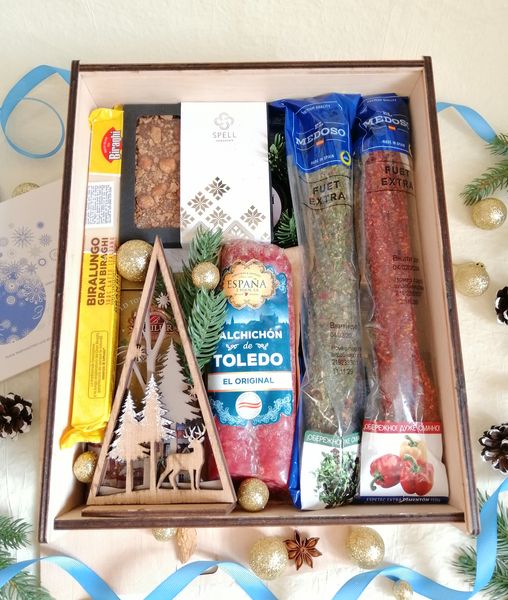 Подарунковий набір на Новий рік з ковбасою, сиром, оливками та солодощами №1036 1036 фото
