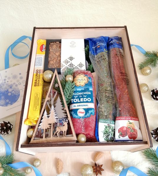 Подарунковий набір на Новий рік з ковбасою, сиром, оливками та солодощами №1036 1036 фото