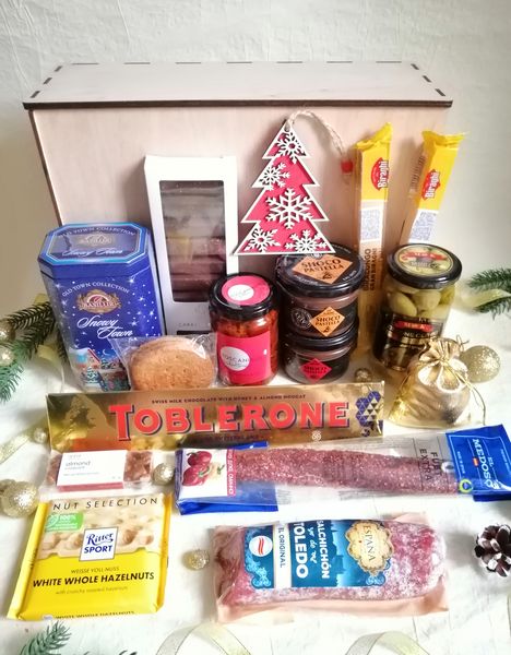 Подарунковий набір на Новий рік з ковбасою, сиром та солодощами №1033 1033 фото