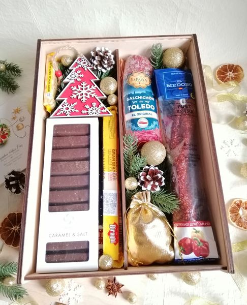 Подарочный набор на Новый год с колбасой, сыром и сладостями №1033 1033 фото