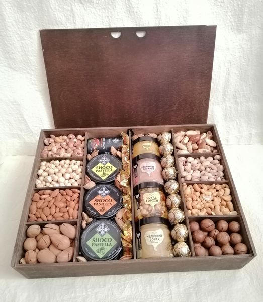 Великий подарунковий набір з горіхами, медом та цукерками №944 000944 фото