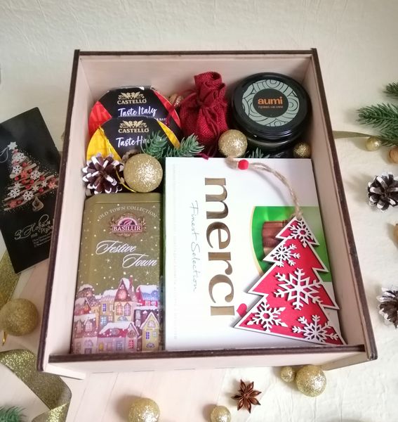 Подарунковий набір на Новий рік з ковбасою, сиром і солодощами №1039 1039 фото