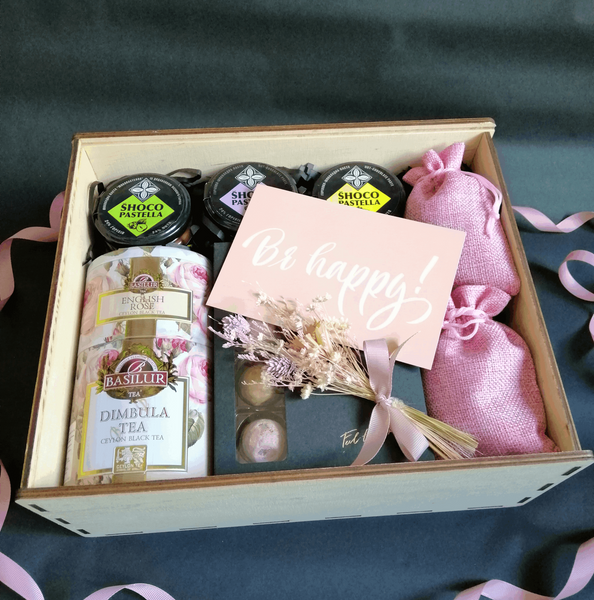 Женский подарочный набор с чаем, шоколадом и орехами №1126 001126 фото