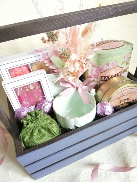 Подарочная корзина для женщины со сладостями, чаем и чашкой №1072 1072 фото
