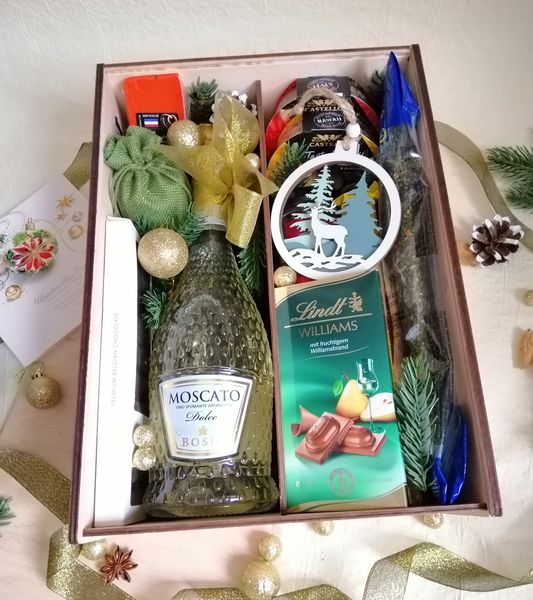 Подарочный набор на Новый год с сыром, колбасой и сладостями №1038 +Напиток за дополнительную плату 1038 фото