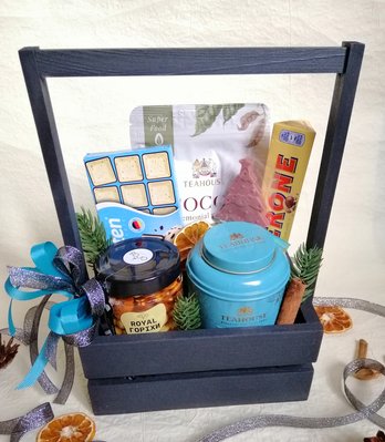 Подарунковий кошик на Новий рік із чаєм та солодощами №1002 1002 фото