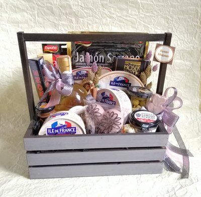 Подарунковий кошик для жінки з вином, сиром та хамоном №804 000804 фото