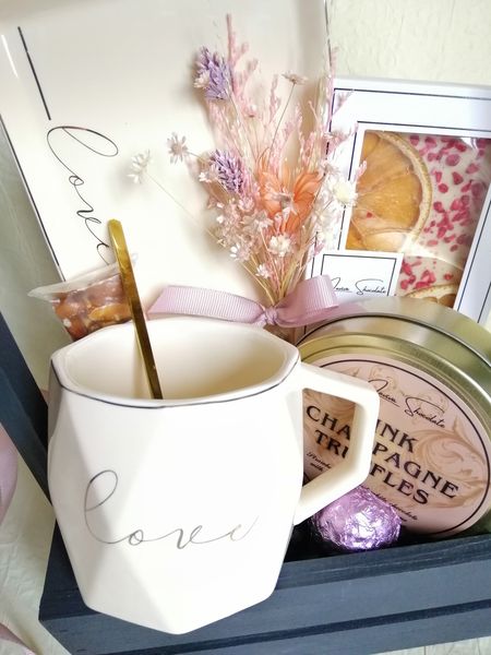 Женская подарочная корзина с чашкой и конфетами №1074 1074 фото