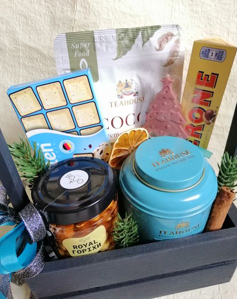 Подарочная корзина на Новый год с чаем и сладостями №1002 1002 фото