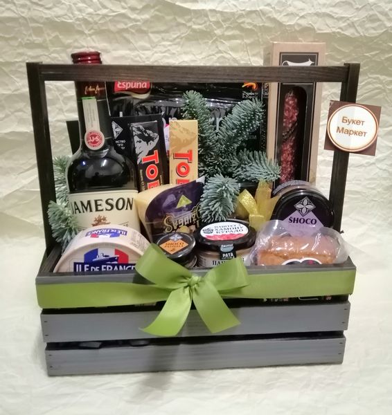 Подарочная корзина для мужчины, набор с продуктами и виски 000800 фото