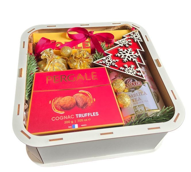 Новорічний подарунковий набір з чаєм, шоколадом і цукерками