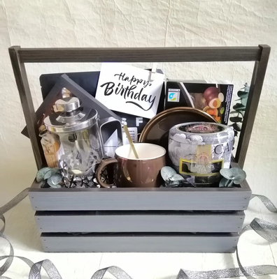 Подарунковий кошик чоловіку із кавою, чаєм, чашкою та солодощами 001080 фото