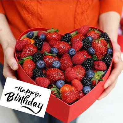 Коробка с клубникой и ягодами на подарок 001135 фото