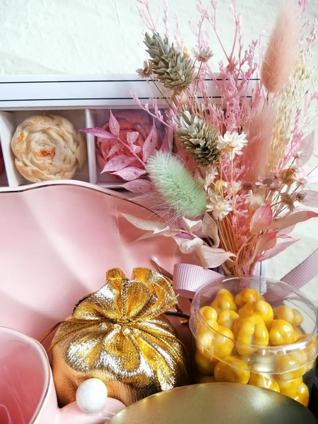 Подарочная корзина для женщины с чаем, конфетами и чашечкой №1083 001083 фото