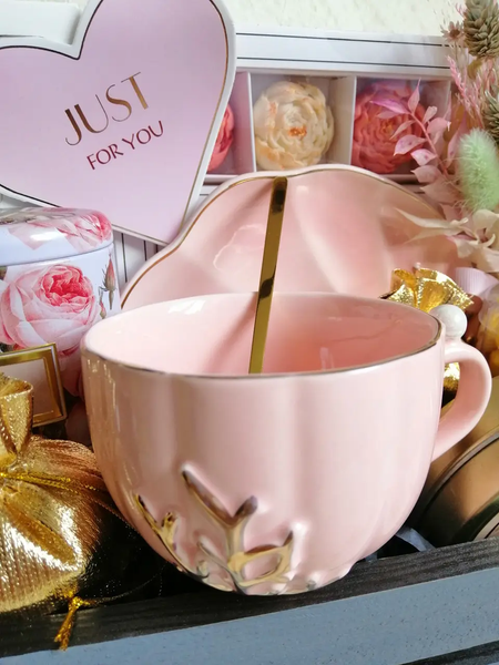 Подарочная корзина для женщины с чаем, конфетами и чашечкой №1083 001083 фото