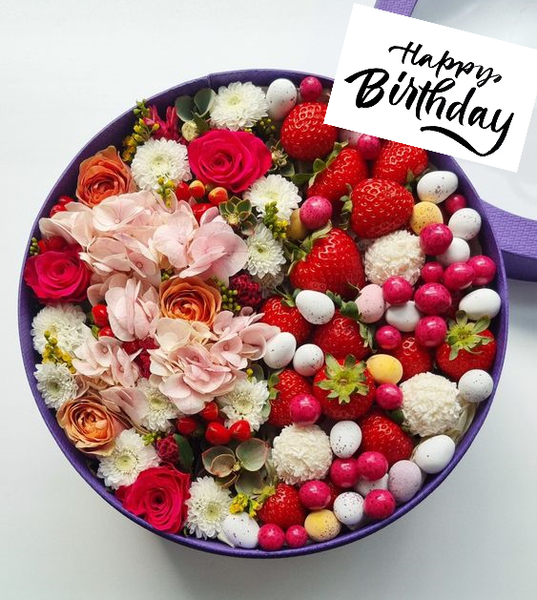 Подарункова коробка з квітами, полуницею та солодощами №1139 001139 фото