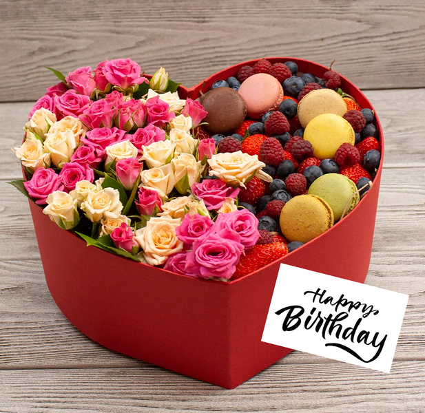 Коробка с цветами, клубникой и макаронс в подарок №1141 001141 фото