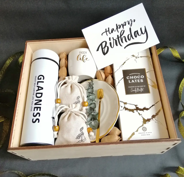 Подарочный набор для женщины с чашкой, термосом и конфетами №1096 001096 фото