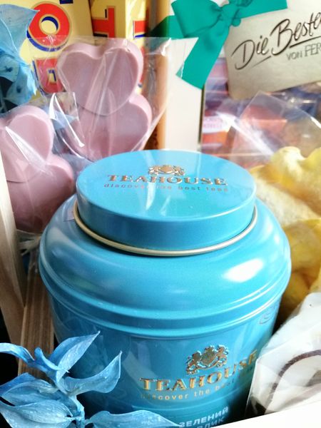 Женская подарочная корзина с чаем и конфетами №872 - Бесплатная доставка 872 фото